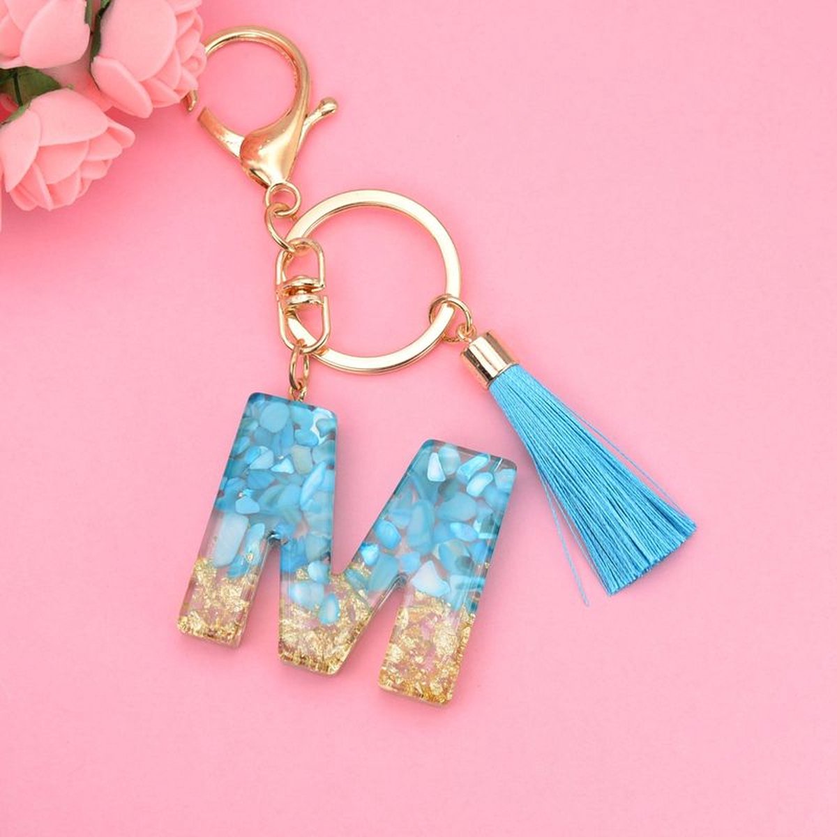 Sleutelhangers of voor je tas van A tot Z - met een pompon of kwastje - met letter - mooi design - handgemaakt - sleutelhangers - design - mode - goud - zwart - blauw - roze- rood
