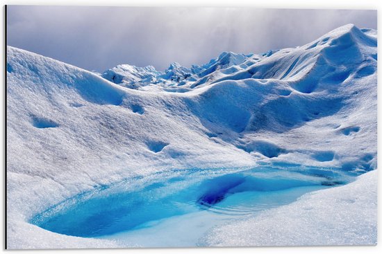 WallClassics - Dibond - Sneeuwbergen - 60x40 cm Foto op Aluminium (Met Ophangsysteem)