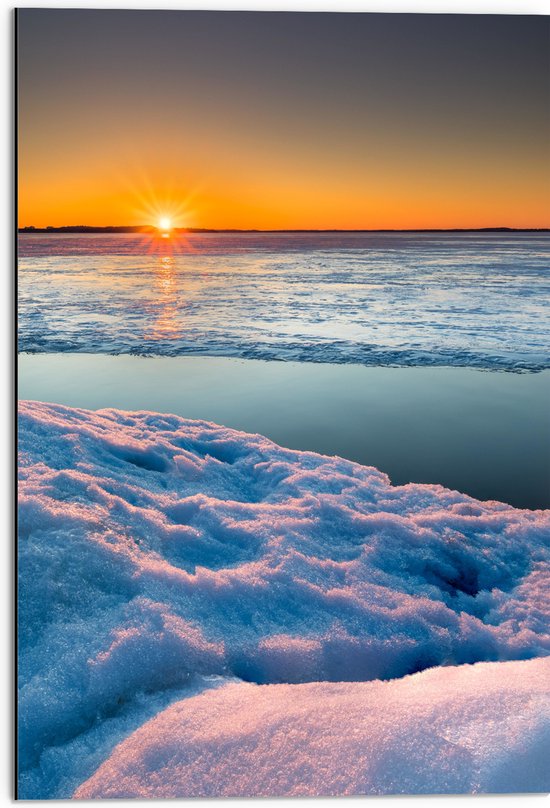 WallClassics - Dibond - Ondergaande Zon bij Meer in de Sneeuw - 50x75 cm Foto op Aluminium (Met Ophangsysteem)