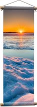 WallClassics - Textielposter - Ondergaande Zon bij Meer in de Sneeuw - 30x90 cm Foto op Textiel