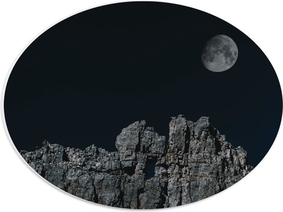 WallClassics - PVC Schuimplaat Ovaal - Bijna Volle Maan boven Grijze Rotsen - 40x30 cm Foto op Ovaal  (Met Ophangsysteem)