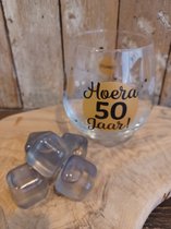 wijnglas-waterglas-wijn-water-ijsblokjes-herbruikbare ijsblokjes-klontjes-zwart-hoera 50 jaar-50-jarig-feestje-abraham-sara-halve eeuw-verjaardag-mannencadeau-vrouwencadeau