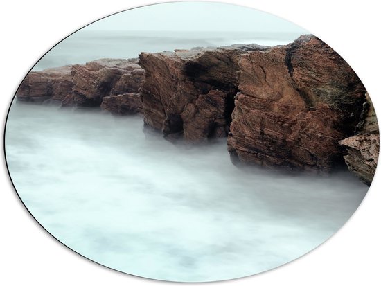 WallClassics - Dibond Ovaal - Mist rond Bergen - 80x60 cm Foto op Ovaal (Met Ophangsysteem)