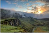 WallClassics - Poster Glossy - Soleil et Brume sur les Montagnes - 150x100 cm Photo sur Papier Poster avec Finition Brillante