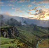 WallClassics - Poster Glossy - Soleil et Brume sur les Montagnes - 100x100 cm Photo sur Papier Poster avec Finition Brillante