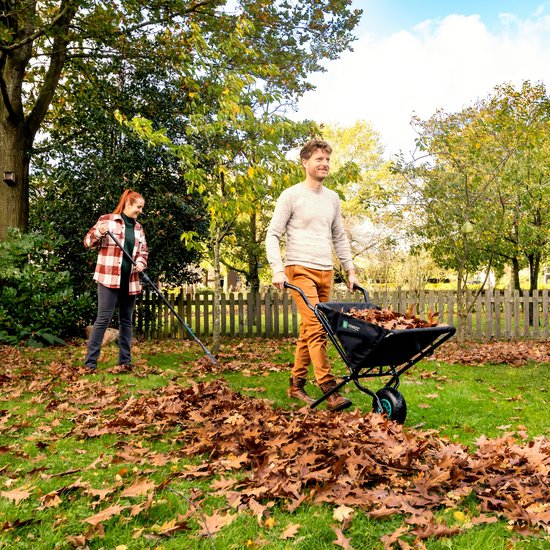 Man met kruiwagen, vrouw met hark, herfstlui met bladeren in de tuin.