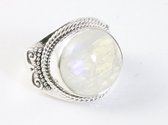 Zware bewerkte zilveren ring met regenboog maansteen - maat 16.5