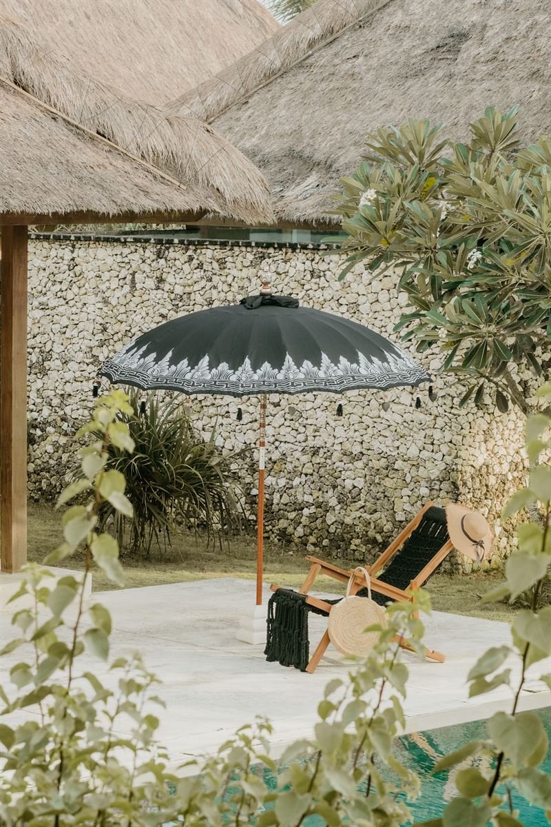 Stijlvolle zilveren en zwarte Bali parasol met een halve vorm, 250 cm groot, van Todo Bien.