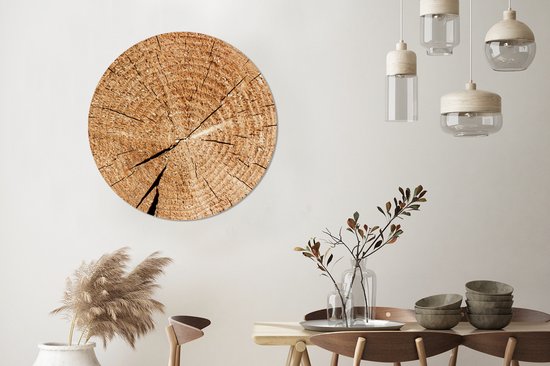 Décoration murale ronde en bois avec cernes annuels dans un salon.