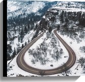WallClassics - Canvas  - Weg door Bergen met Sneeuw - 40x40 cm Foto op Canvas Schilderij (Wanddecoratie op Canvas)
