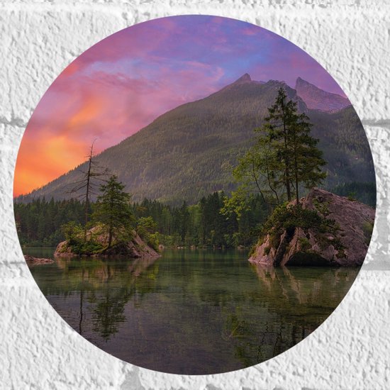WallClassics - Muursticker Cirkel - Meer bij Bos en Bergen - 20x20 cm Foto op Muursticker