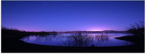 WallClassics - Poster Glanzend – Meer in de Nacht bij Paars met Blauwe Lucht - 90x30 cm Foto op Posterpapier met Glanzende Afwerking