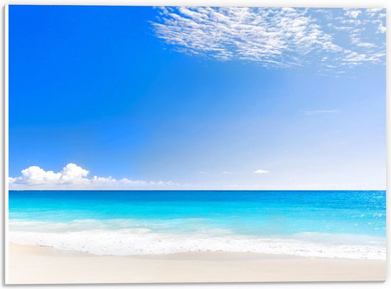 WallClassics - PVC Schuimplaat - Strand met Licht Blauwe Zee - 40x30 cm Foto op PVC Schuimplaat (Met Ophangsysteem)