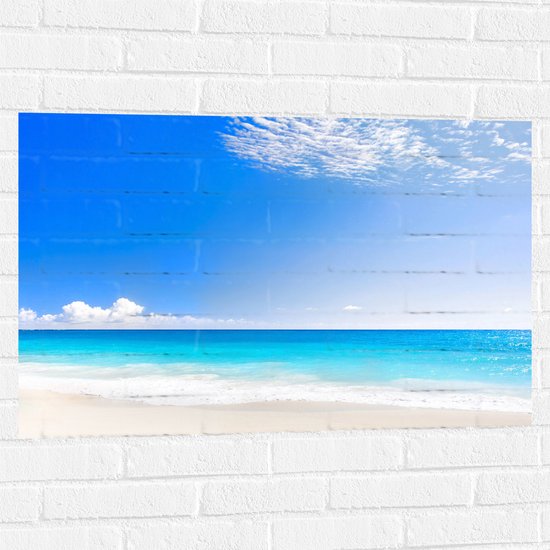 WallClassics - Muursticker - Strand met Licht Blauwe Zee - 90x60 cm Foto op Muursticker