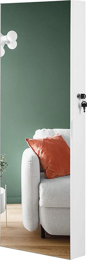 Witte juwelenkast met spiegeldeur, gemonteerd op een muur met een bank en kussen op de achtergrond.