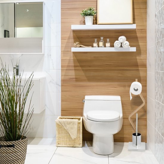 Luxe badkamer met witte tegels, houten accenten, een hangend toilet en een bamboe toiletborstelhouder.