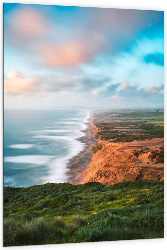 WallClassics - Dibond - Landschap met Begroeiing langs Zee - 100x150 cm Foto op Aluminium (Met Ophangsysteem)