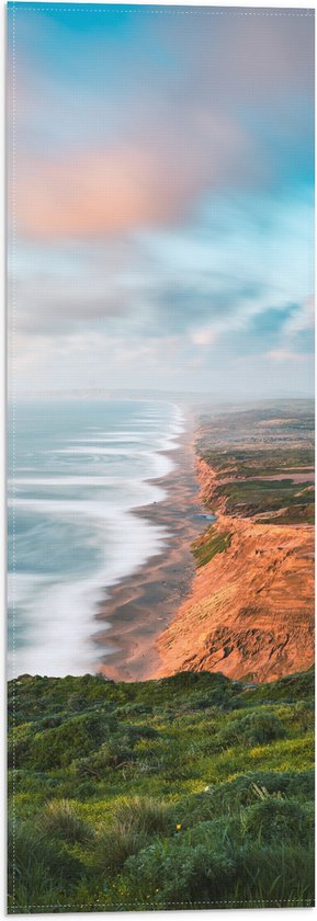 WallClassics - Vlag - Landschap met Begroeiing langs Zee - 20x60 cm Foto op Polyester Vlag