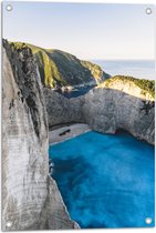 WallClassics - Tuinposter – Navagio Strand in Griekenland - 50x75 cm Foto op Tuinposter  (wanddecoratie voor buiten en binnen)