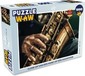 Puzzel Close-up van een hand op een saxofoon - Legpuzzel - Puzzel 1000 stukjes volwassenen