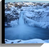 WallClassics - Canvas  - Stromende Steile Waterval  - 30x30 cm Foto op Canvas Schilderij (Wanddecoratie op Canvas)