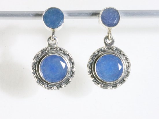 Ronde bewerkte zilveren oorstekers met blauwe saffier