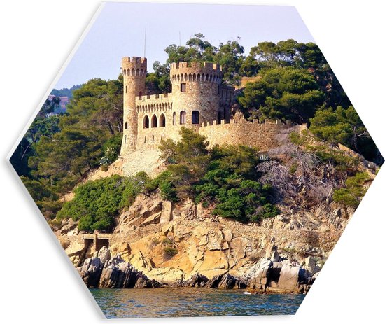 WallClassics - PVC Schuimplaat Hexagon  - Castell d'en Plaja - Gerona - 30x26.1 cm Foto op Hexagon (Met Ophangsysteem)