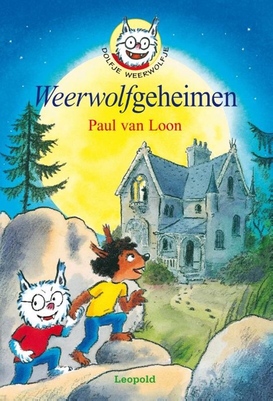 Het boek 'Weerwolfgeheimen' van Paul van Loon. Twee weerwolfjes lopen over een heuvelachtig terrein naar een spookhuis.