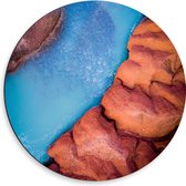 WallClassics - Dibond Muurcirkel - Helder Blauw Stromend Water tussen Stenen - 50x50 cm Foto op Aluminium Muurcirkel (met ophangsysteem)