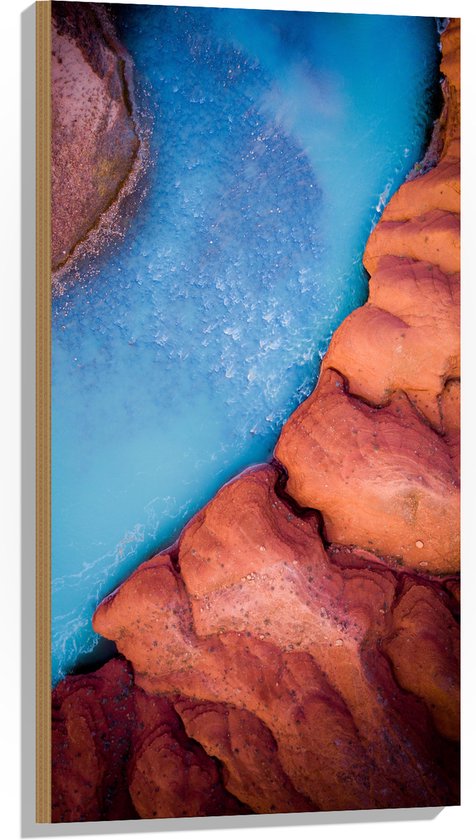 WallClassics - Hout - Helder Blauw Stromend Water tussen Stenen - 50x100 cm - 12 mm dik - Foto op Hout (Met Ophangsysteem)