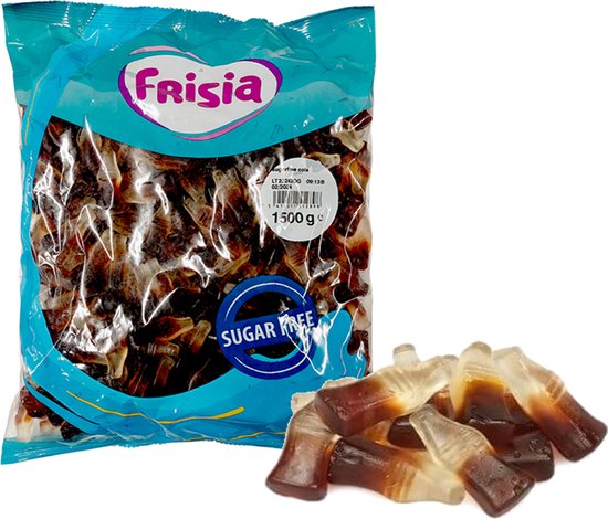 Een zak Frisia flesjes cola suikervrij snoepjes, met enkele snoepjes ernaast.