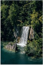 WallClassics - Poster (Mat) - Waterval Uitstromend in de Zee - 50x75 cm Foto op Posterpapier met een Matte look