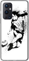 Geschikt voor OnePlus 9 Pro hoesje - Een illustratie van een persoon die een voetbal richting doel schiet - Jongens - Jongetje - Kind - Siliconen Telefoonhoesje