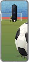 Geschikt voor OnePlus 8 hoesje - Een illustratie van een voetbal op het veld in het stadion - Jongens - Meiden - Kids - Siliconen Telefoonhoesje