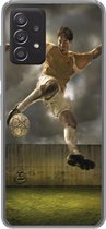Geschikt voor Samsung Galaxy A53 5G hoesje - Een illustratie van een voetballer die tegen de bal schopt - Jongens - Jongetje - Kids - Siliconen Telefoonhoesje