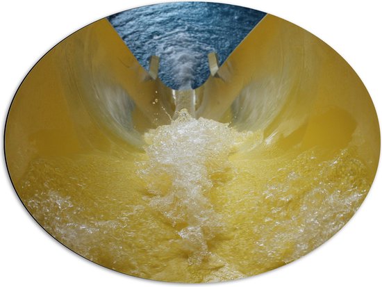 WallClassics - Dibond Oval - Toboggan Jaune avec Water Courante - 80x60 cm Photo sur Ovale (Avec Système d'accrochage)