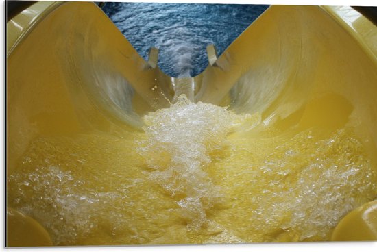 WallClassics - Dibond - Gele Glijbaan met Stromend Water - 75x50 cm Foto op Aluminium (Met Ophangsysteem)