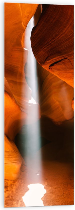 WallClassics - Acrylglas - Dunne Lichstraal door Antelope Canyon - 40x120 cm Foto op Acrylglas (Wanddecoratie op Acrylaat)