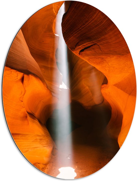 WallClassics - Dibond Ovaal - Dunne Lichstraal door Antelope Canyon - 60x80 cm Foto op Ovaal (Met Ophangsysteem)