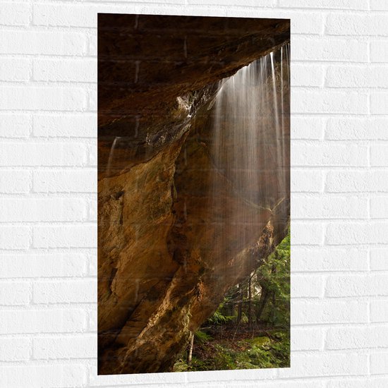 WallClassics - Muursticker - Waterstralen Vallend naar Beneden - 50x100 cm Foto op Muursticker