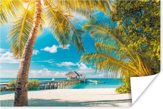 Palmbomen zorgen voor een schaduw bij een tropisch strand Poster 120x80 cm - Foto print op Poster (wanddecoratie woonkamer / slaapkamer) / Landschappen Poster / Zee en Strand