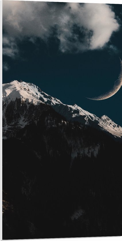 WallClassics - PVC Schuimplaat - Smalle Maan boven Sneeuwberg - 50x100 cm Foto op PVC Schuimplaat (Met Ophangsysteem)