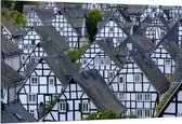 WallClassics - Dibond - Toppen van Kleine Huisjes in het Bruin-Wit - 150x100 cm Foto op Aluminium (Wanddecoratie van metaal)