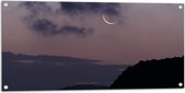 WallClassics - Poster de Jardin - Lune Étroite Avec Nuages et Montagnes - 100x50 cm Photo sur Poster de Jardin (décoration murale pour l'extérieur et l'intérieur)