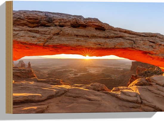 WallClassics - Hout - Uitzicht op Mesa Arch - 40x30 cm - 12 mm dik - Foto op Hout (Met Ophangsysteem)