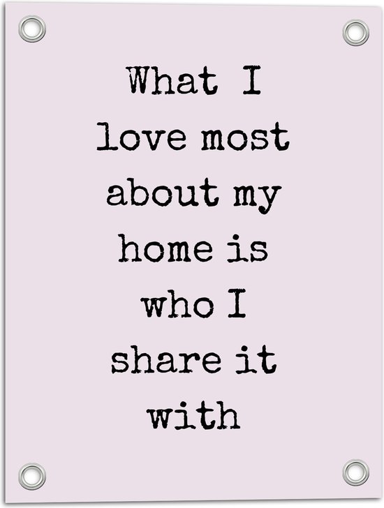 WallClassics - Tuinposter – Tekst: ''What I Love Most About My Home Is Who I Share It With'' Roze - 30x40 cm Foto op Tuinposter  (wanddecoratie voor buiten en binnen)