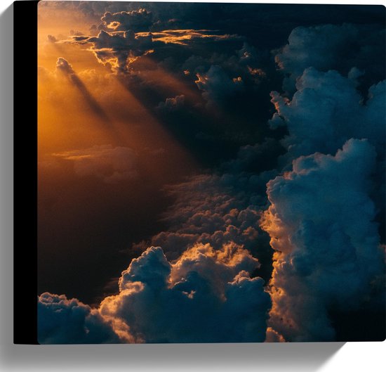 WallClassics - Canvas  - Zonnestralen op Zachte Wolken - 30x30 cm Foto op Canvas Schilderij (Wanddecoratie op Canvas)