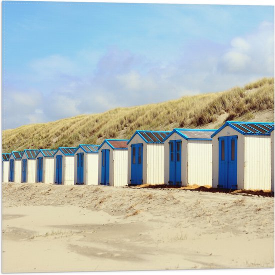 WallClassics - Vlag - Blauw met Witte Strandhuisjes - 50x50 cm Foto op Polyester Vlag