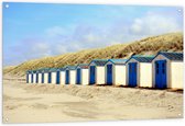 WallClassics - Tuinposter – Blauw met Witte Strandhuisjes - 120x80 cm Foto op Tuinposter  (wanddecoratie voor buiten en binnen)