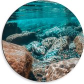 WallClassics - Dibond Muurcirkel - Helder Blauw Water bij Natuurstenen - 50x50 cm Foto op Aluminium Muurcirkel (met ophangsysteem)